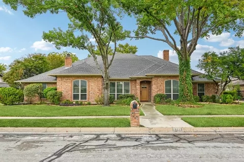 2111 Wimbledon Dr, Arlington, TX 76017