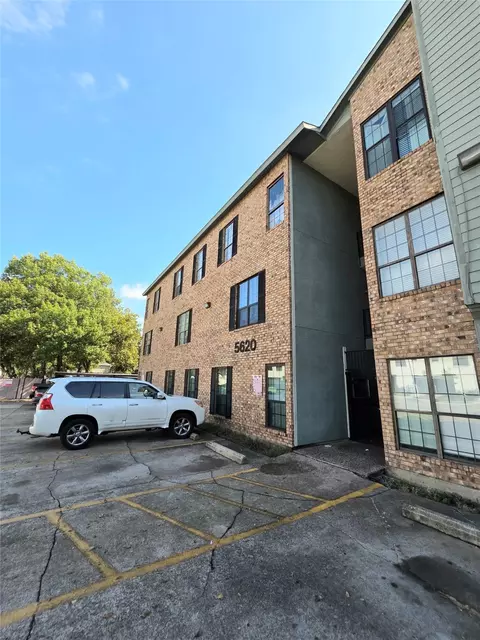 5620 Live Oak St #106, Dallas, TX 75206