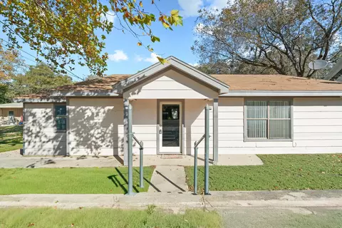 302 W Decatur St, Chico, TX 76431