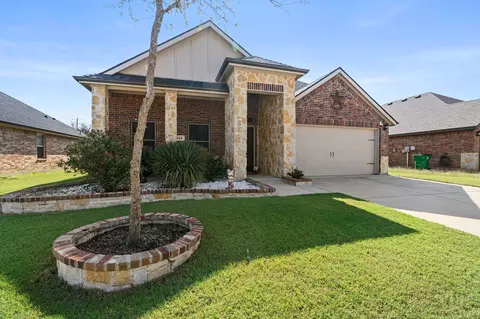 548 Clearlake Dr, Waxahachie, TX 75165