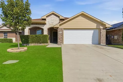3137 Royal Crest Dr, Fort Worth, TX 76140