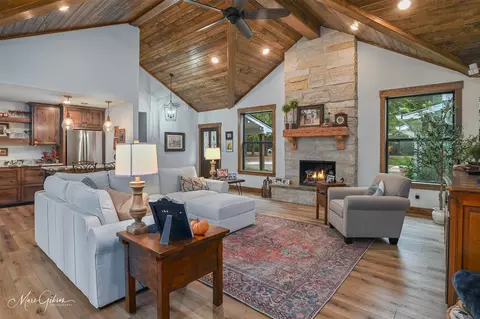Living - 335 Coleman Loop, Homer, LA 71040 photo 2 of 4