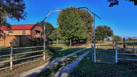 Exterior - 712 Front St, Sunset, TX 76270 photo 2 of 4