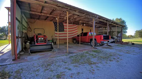 Exterior - 712 Front St, Sunset, TX 76270 photo 4 of 4