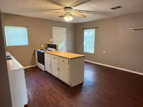 Living - 4216 Knoll Dr, Waco, TX 76708 photo 4 of 4