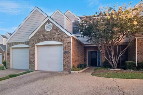 211 Cimarron Trl #4, Irving, TX 75063