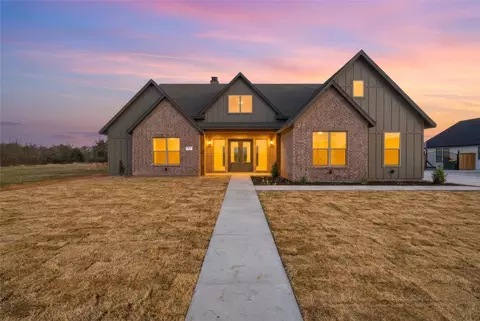 16 Pareya Cir, West, TX 76691