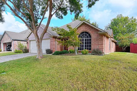 10106 Green Ct, Irving, TX 75063