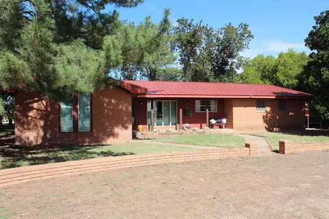 1621 W Main St, Munday, TX 76371