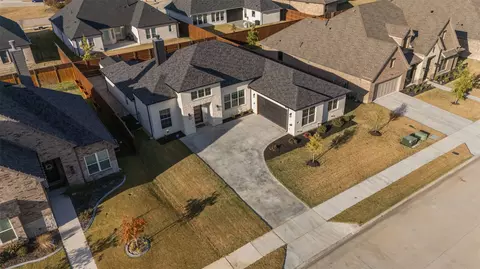 512 Creekside Dr, Haslet, TX 76052