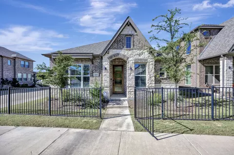 319 Park Dr, Euless, TX 76040