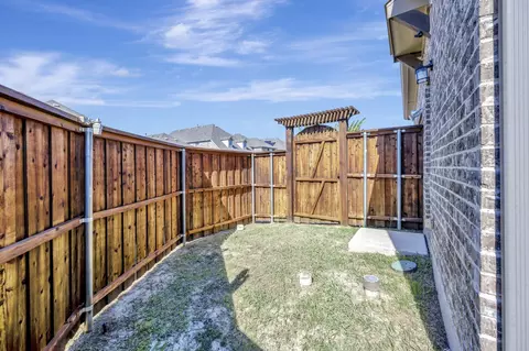 Exterior - 319 Park Dr, Euless, TX 76040 photo 4 of 7