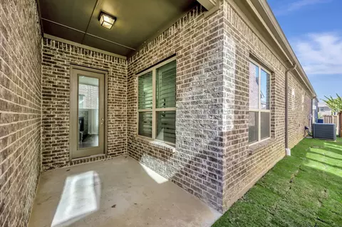 Exterior - 319 Park Dr, Euless, TX 76040 photo 3 of 7