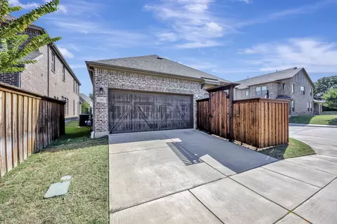 Exterior - 319 Park Dr, Euless, TX 76040 photo 5 of 7