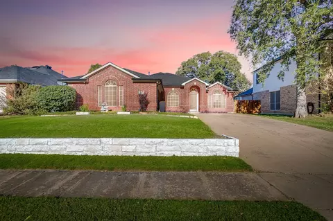 515 Deerwood Dr, Burleson, TX 76028