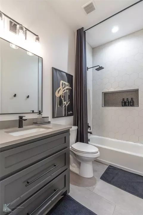 Bath - 202 Spring Gap Ave, Abilene, TX 79606 photo 6 of 7