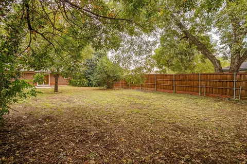 Exterior - 856 Broadway Ave, Euless, TX 76040 photo 6 of 9