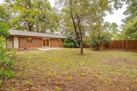 Exterior - 856 Broadway Ave, Euless, TX 76040 photo 7 of 9