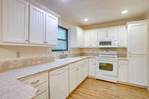 Kitchen - 856 Broadway Ave, Euless, TX 76040 photo 3 of 4