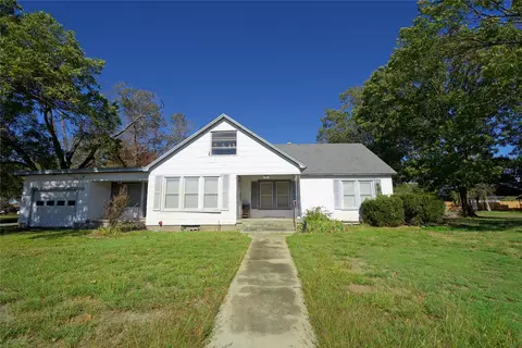 216 4th St, Muenster, TX 76252