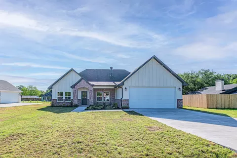 130 Whipporwill Dr, Wills Point, TX 75169