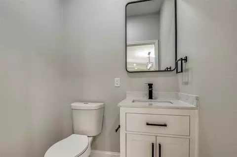 Bath - 208 Splitrail Dr, Tool, TX 75143 photo 6 of 6