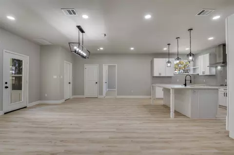 Living - 208 Splitrail Dr, Tool, TX 75143 photo 6 of 7