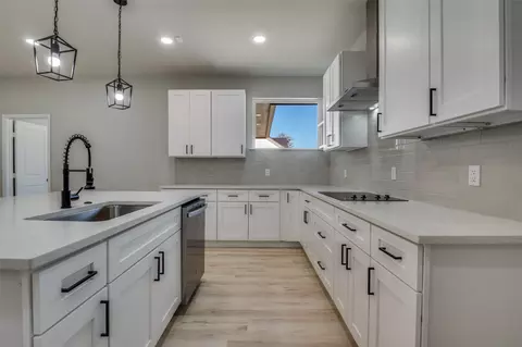Kitchen - 208 Splitrail Dr, Tool, TX 75143 photo 3 of 4
