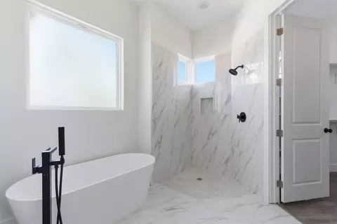 Bath - 1552 Lakeridge Blvd, Sunset, TX 76270 photo 3 of 4