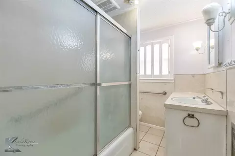 Bath - 405 S Hinton St, Benjamin, TX 79505 photo 1 of 2