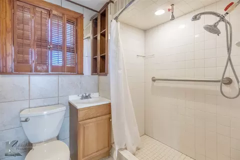 Bath - 405 S Hinton St, Benjamin, TX 79505 photo 2 of 2