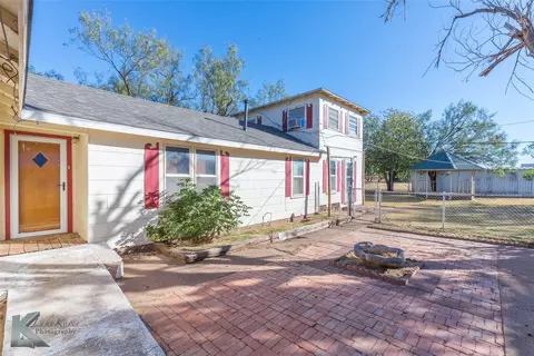 Exterior - 405 S Hinton St, Benjamin, TX 79505 photo 3 of 8