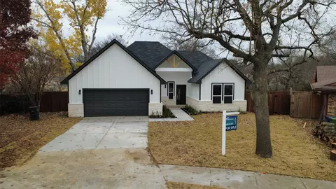 810 Foxwood Pl, Lewisville, TX 75067