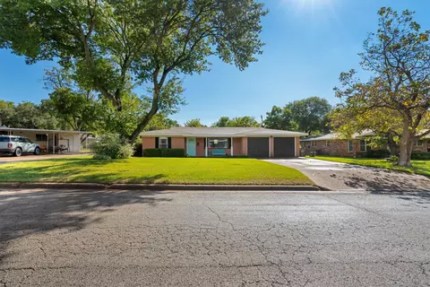 1420 Rolling Hills Dr, Graham, TX 76450