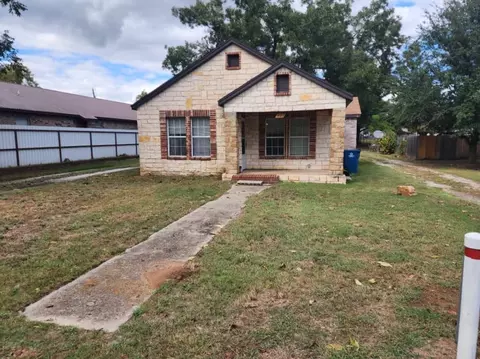 407 E Hughes St, Collinsville, TX 76233