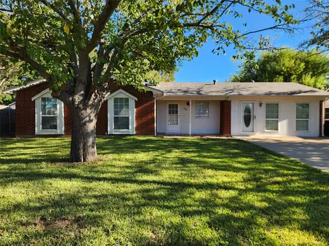 334 Michael Dr, Burleson, TX 76028