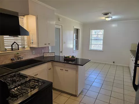 Kitchen - 103 N Magnolia St, Plain Dealing, LA 71064 photo 3 of 4