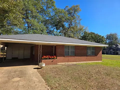 Exterior - 103 N Magnolia St, Plain Dealing, LA 71064 photo 3 of 7
