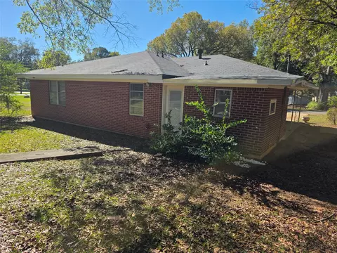 Exterior - 103 N Magnolia St, Plain Dealing, LA 71064 photo 5 of 7