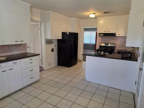Kitchen - 103 N Magnolia St, Plain Dealing, LA 71064 photo 4 of 4