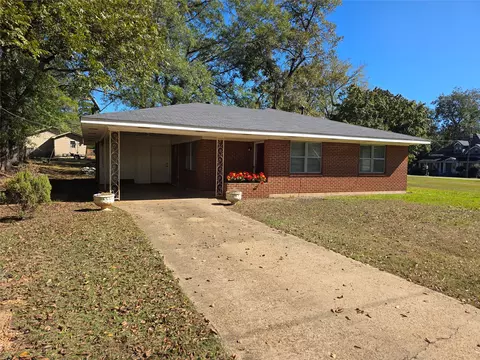 Exterior - 103 N Magnolia St, Plain Dealing, LA 71064 photo 2 of 7