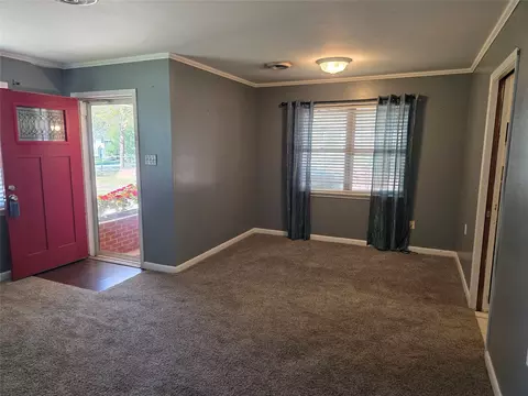 Living - 103 N Magnolia St, Plain Dealing, LA 71064 photo 2 of 4