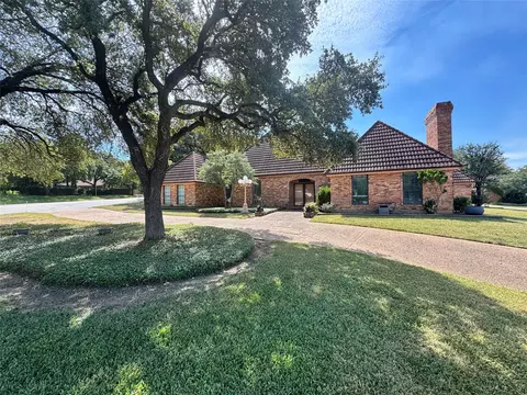 700 Highwoods Trl, Fort Worth, TX 76112