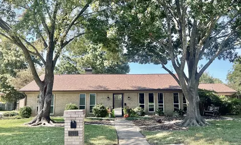 2626 Shoreline Dr, Sherman, TX 75092