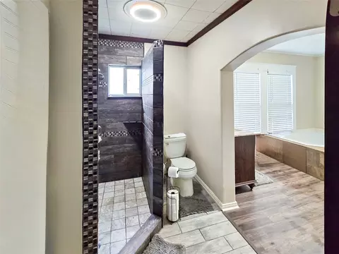 Bath - 502 Griffith Ave, Terrell, TX 75160 photo 1 of 4