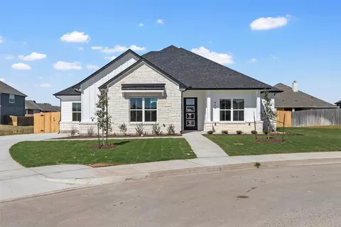 916 Morgan St, Hewitt, TX 76643