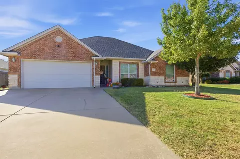 814 Chestnut Grove Dr, Cleburne, TX 76033