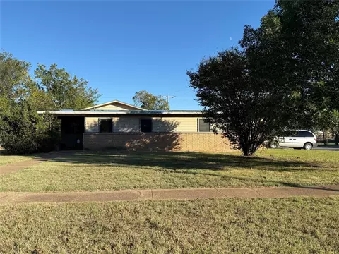 1381 Hillcrest Dr, Graham, TX 76450