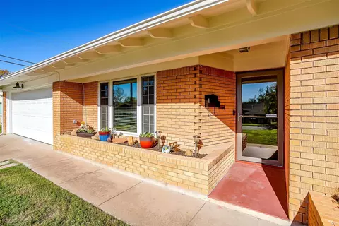 5805 Circular Dr, North Richland Hills, TX 76117