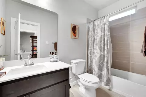 Bath - 1424 Eagle Feather Way, Haslet, TX 76052 photo 4 of 4